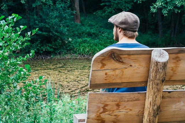 bench-889222_640