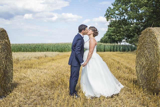 young-couple-1755813_640